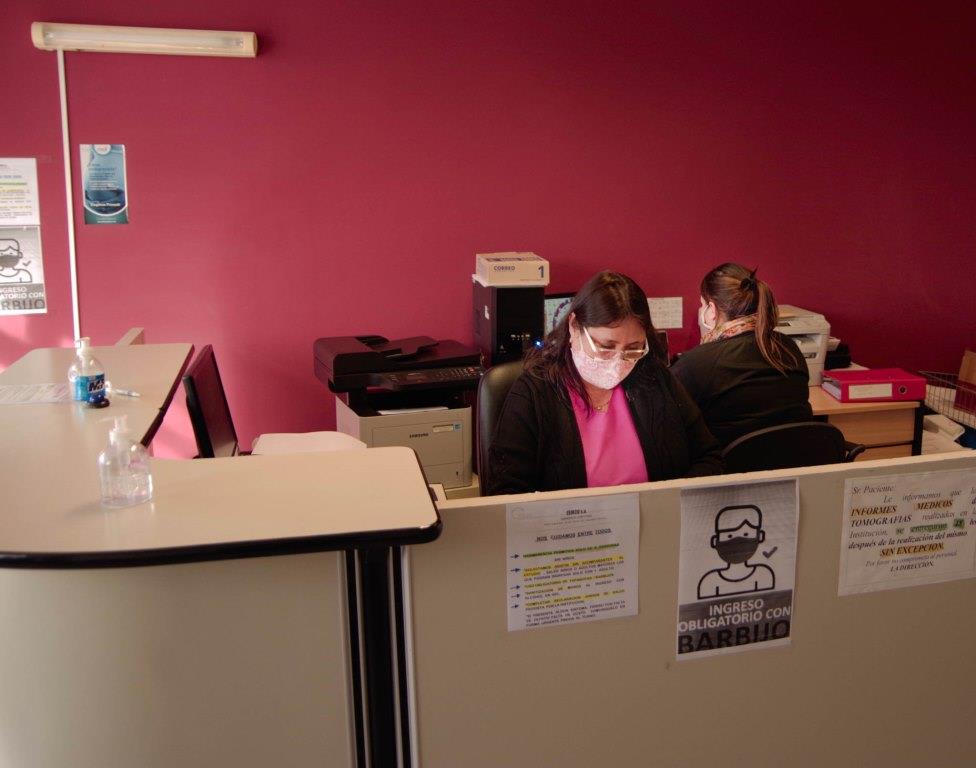 Personal de recepción trabajando con protocolos de bioseguridad