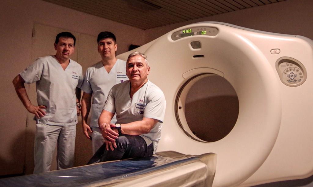 Médicos junto al tomógrafo GE CT LightSpeed - MultiSlice